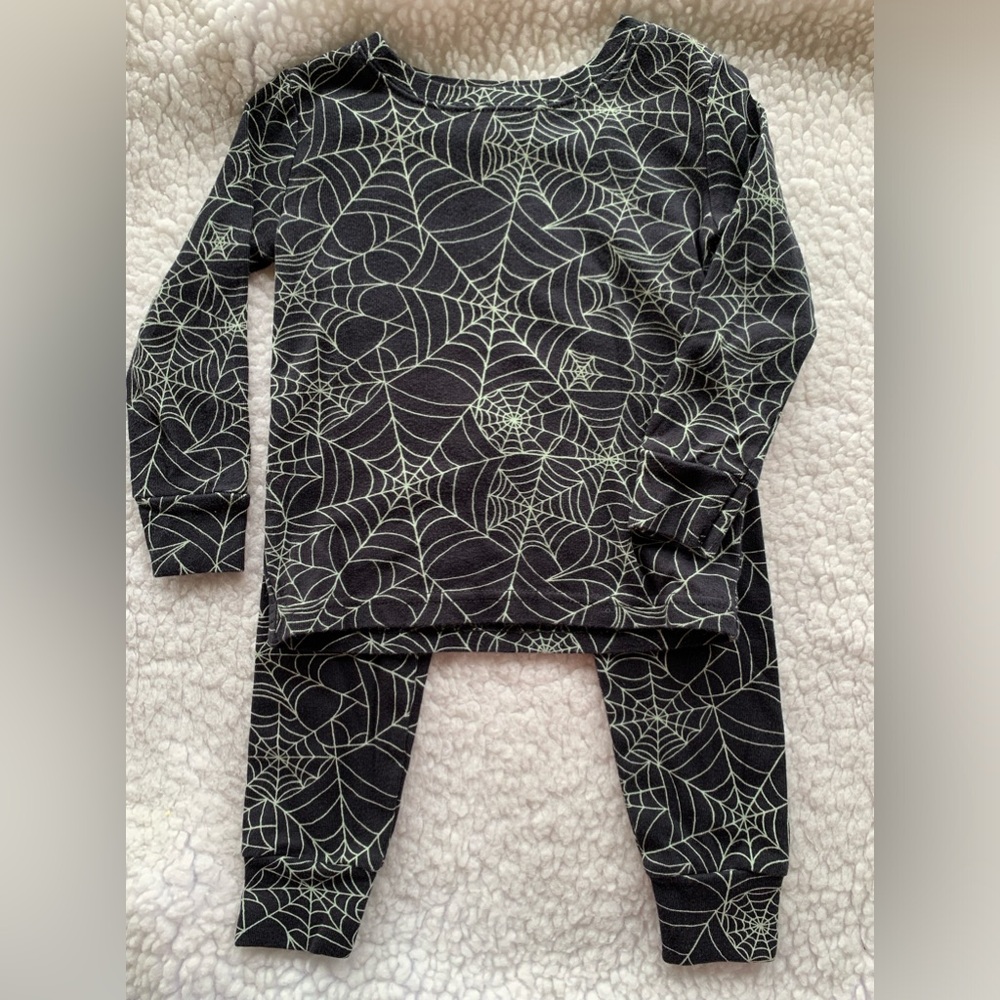 Old Navy Glow In the Dark Halloween Spider Web PajamasSize 2T